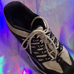 * updated pics! Avia, womens, 9 1/2, black and white.